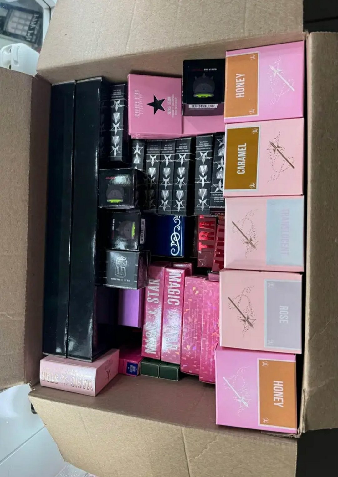 Buy Jeffrey star cosmetic pallet.